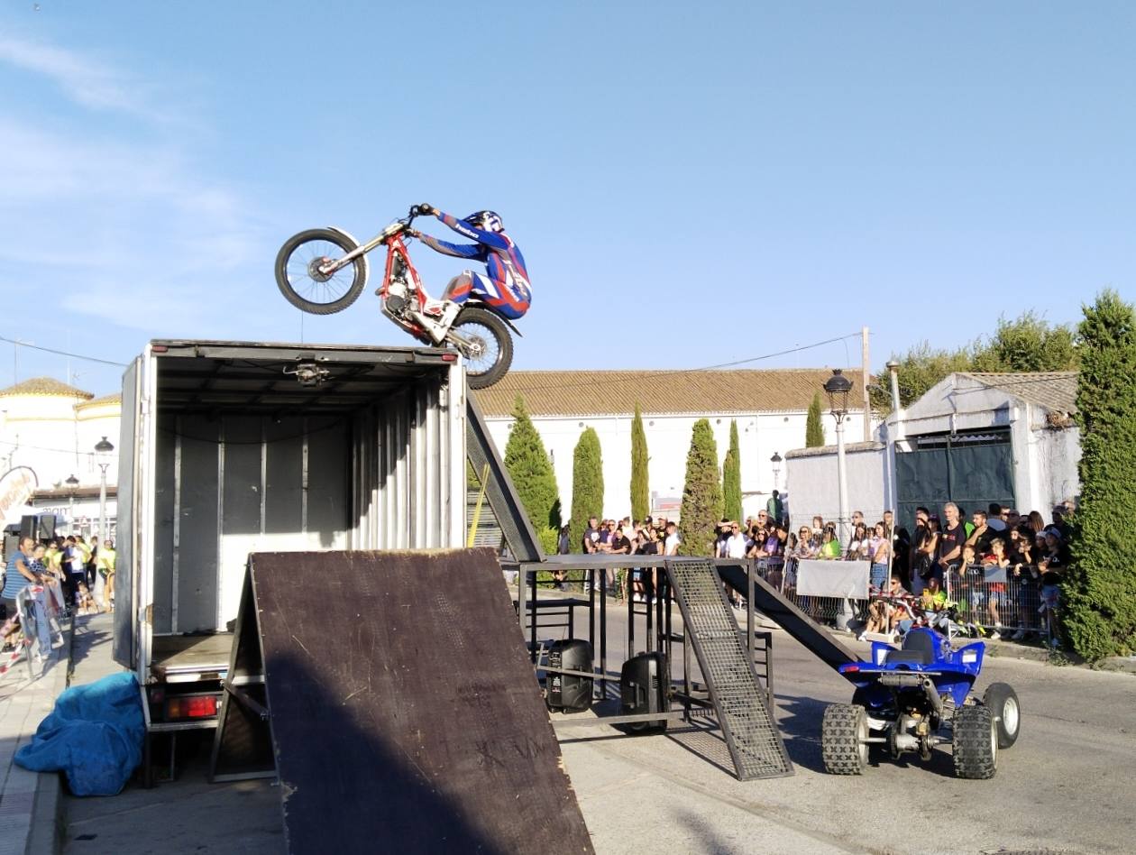 Imagen principal - El salto de longitud del piloto Miguel Ángel Jiménez sorprende a los casareños