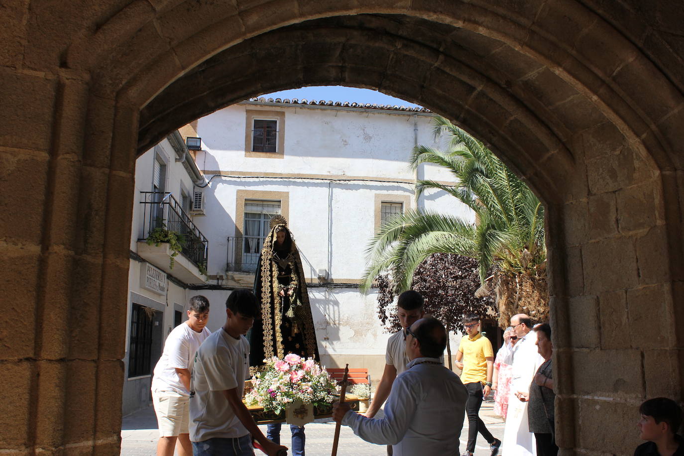 Imagen secundaria 1 - La Virgen de los Dolores, del siglo XVIII, recorre varias calles del pueblo tras varias décadas recogida en la parroquia
