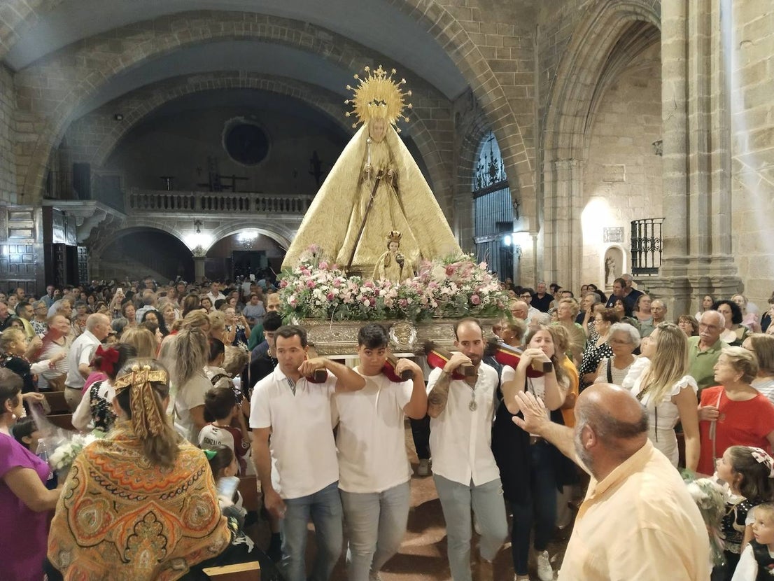 Una multitud da la bienvenida a la patrona a su llegada a la localidad