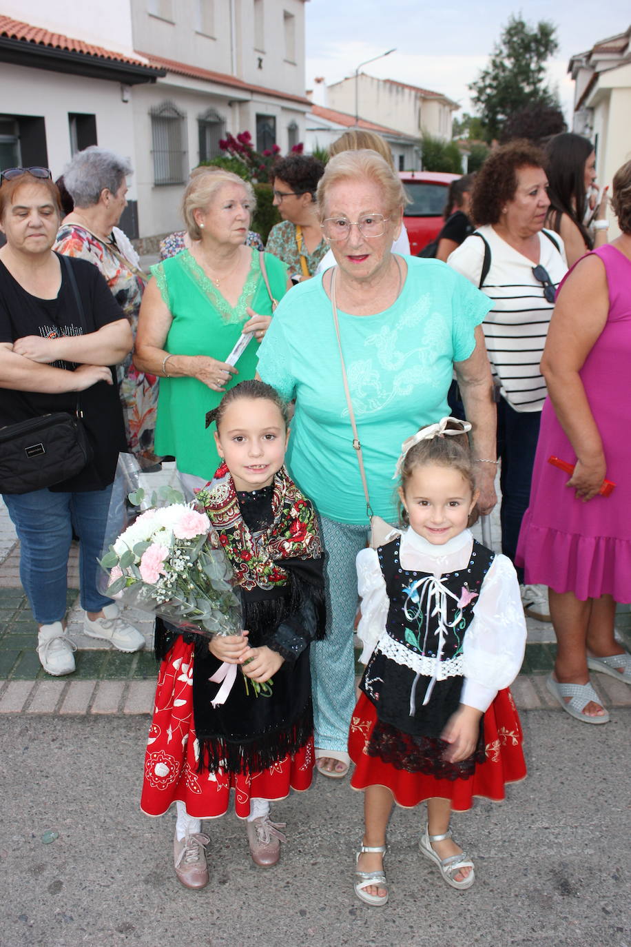 Una multitud da la bienvenida a la patrona a su llegada a la localidad