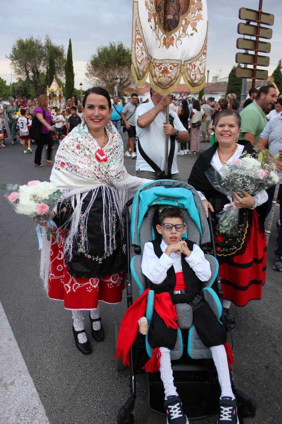 Una multitud da la bienvenida a la patrona a su llegada a la localidad