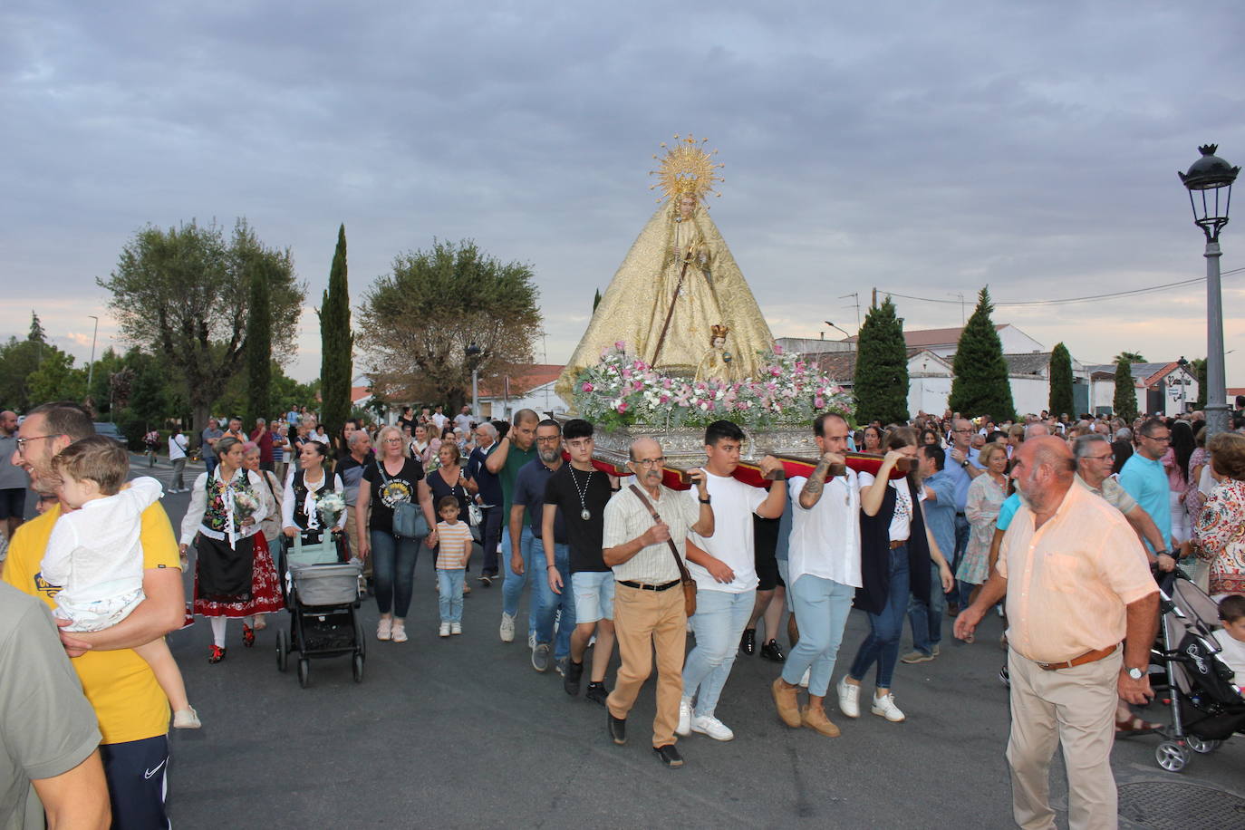 Una multitud da la bienvenida a la patrona a su llegada a la localidad