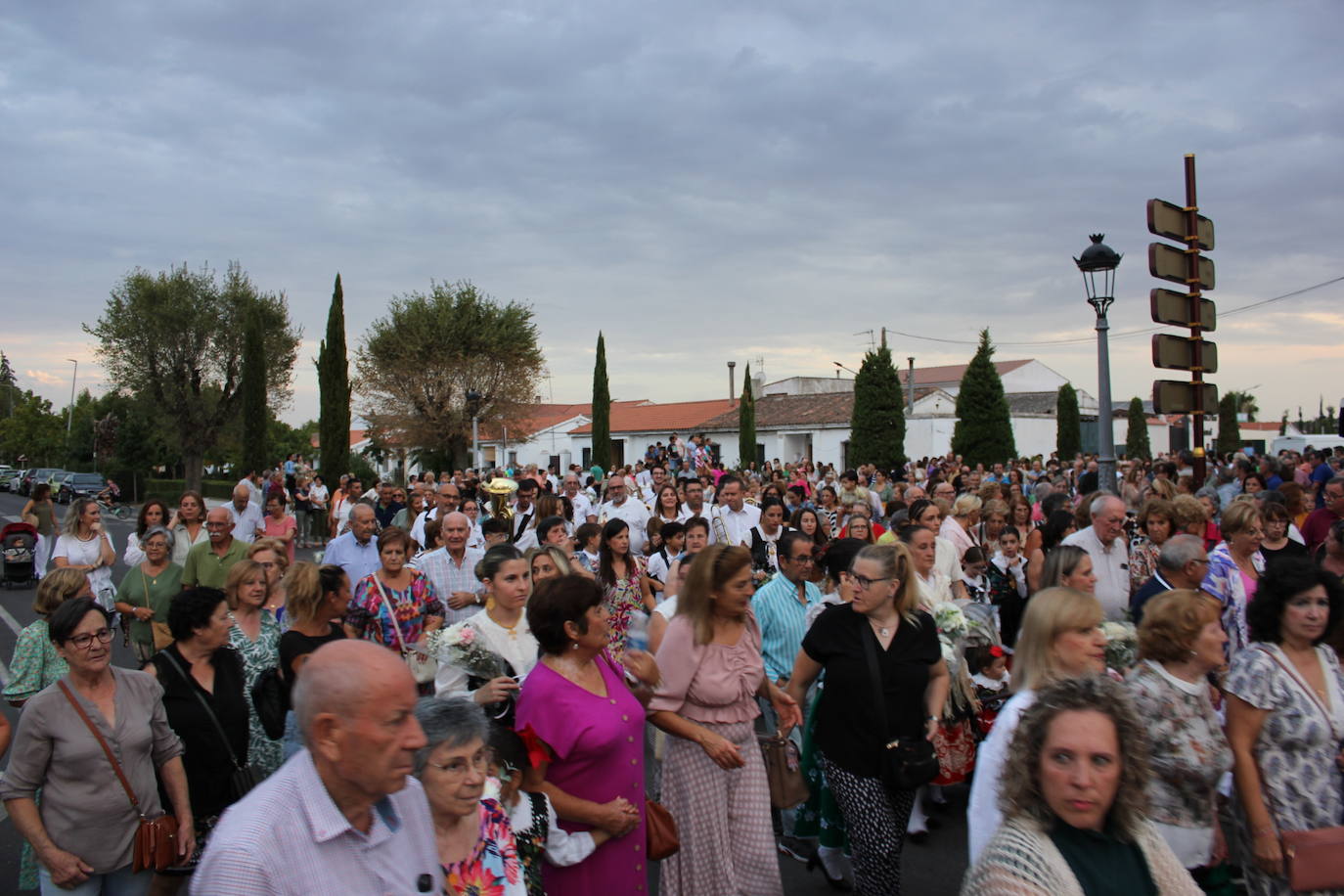 Una multitud da la bienvenida a la patrona a su llegada a la localidad