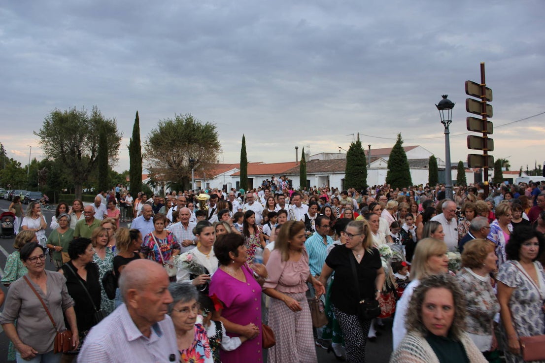 Una multitud da la bienvenida a la patrona a su llegada a la localidad