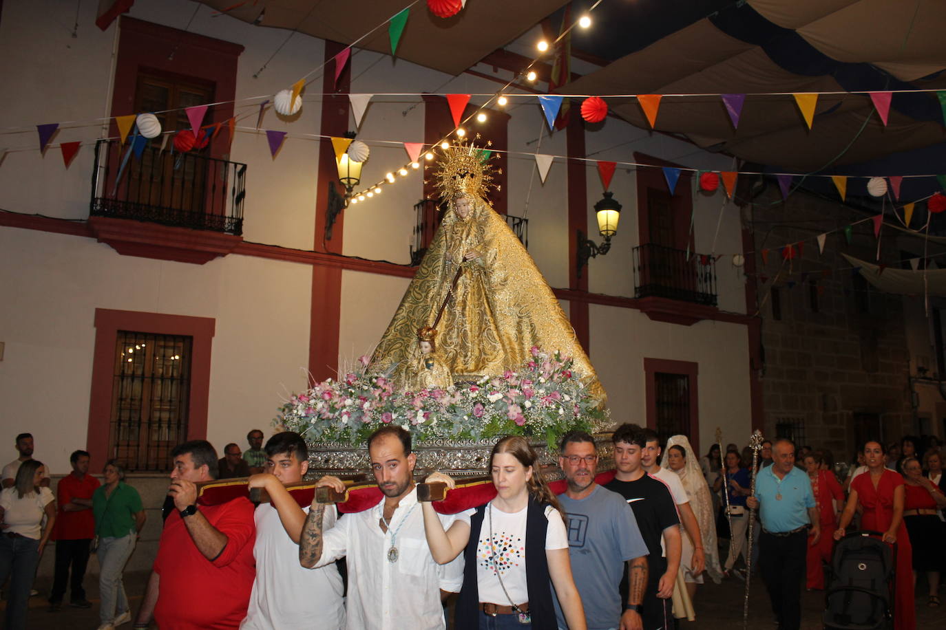 Una multitud da la bienvenida a la patrona a su llegada a la localidad