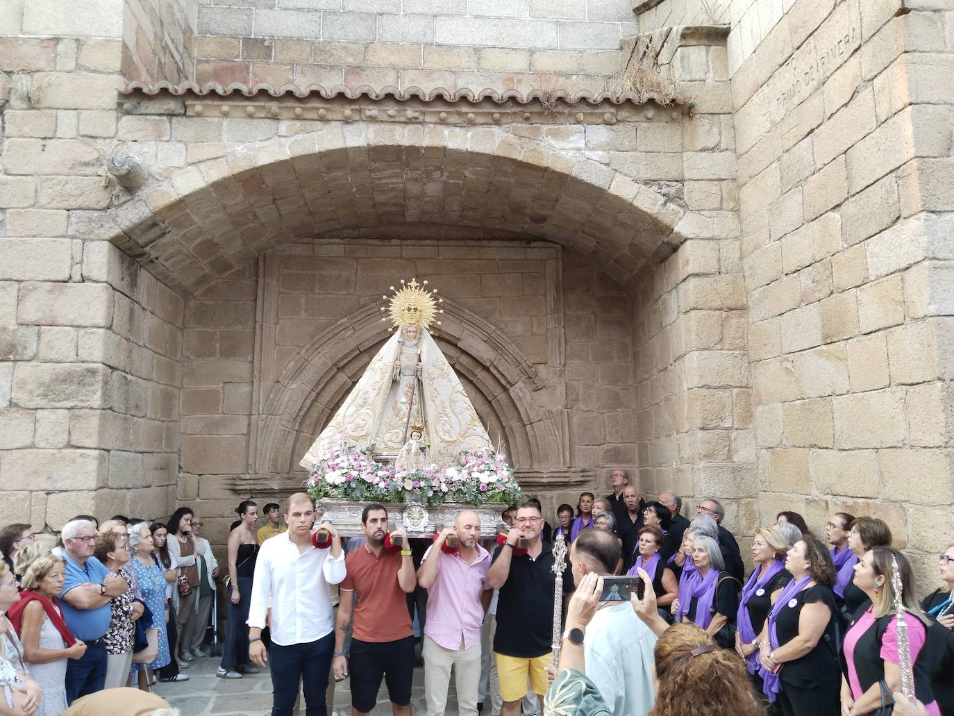 Imagen principal - La Virgen del Prado sale de la parroquia por primera vez durante su novenario