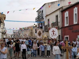 Decenas de personas caminaron ayer junto a la Virgen para la misa y novena que se celebró en Santiago.