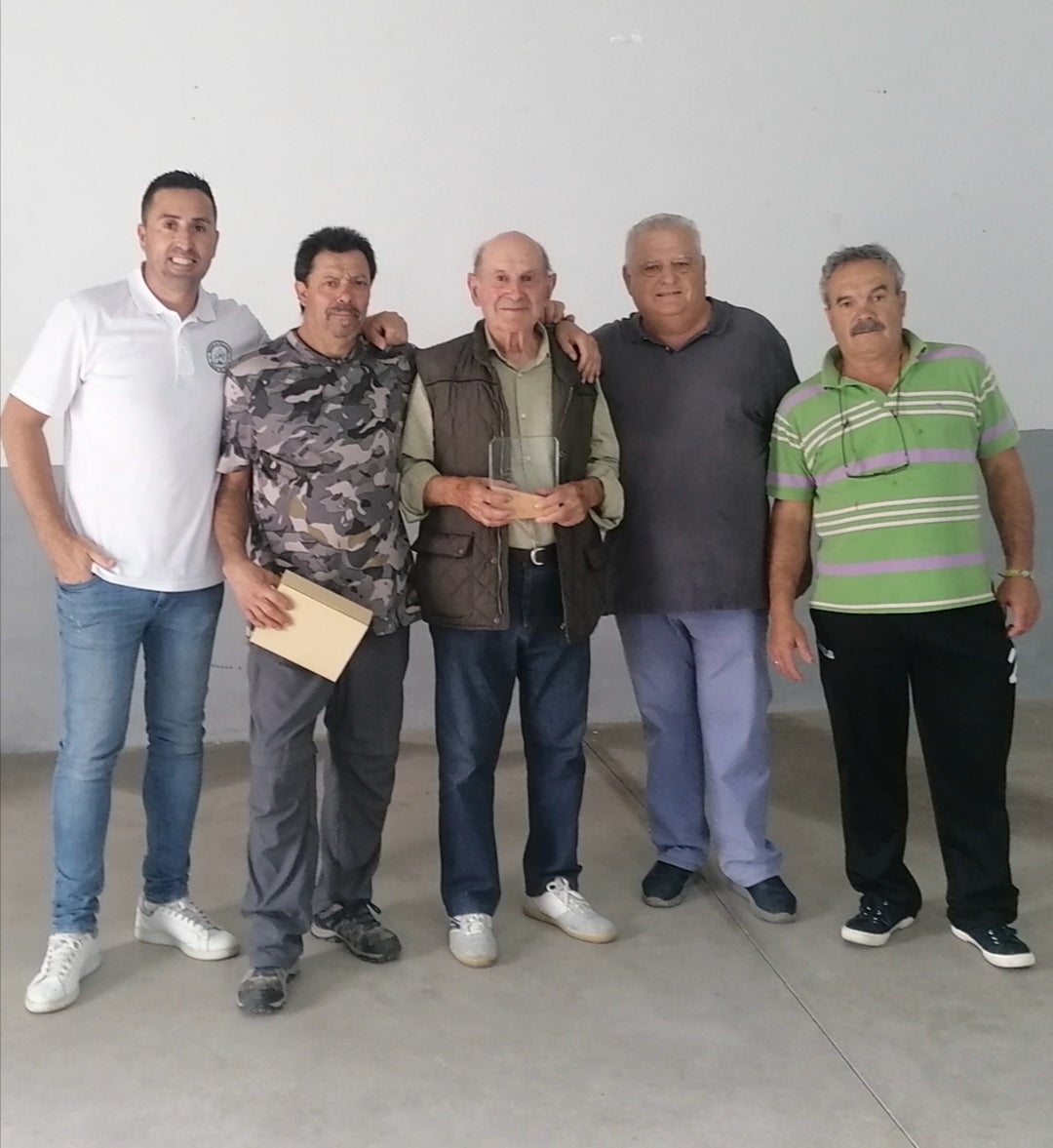 Imagen principal - Integrantes de la directiva tras el homenaje al socio número uno, Jesús Pérez.