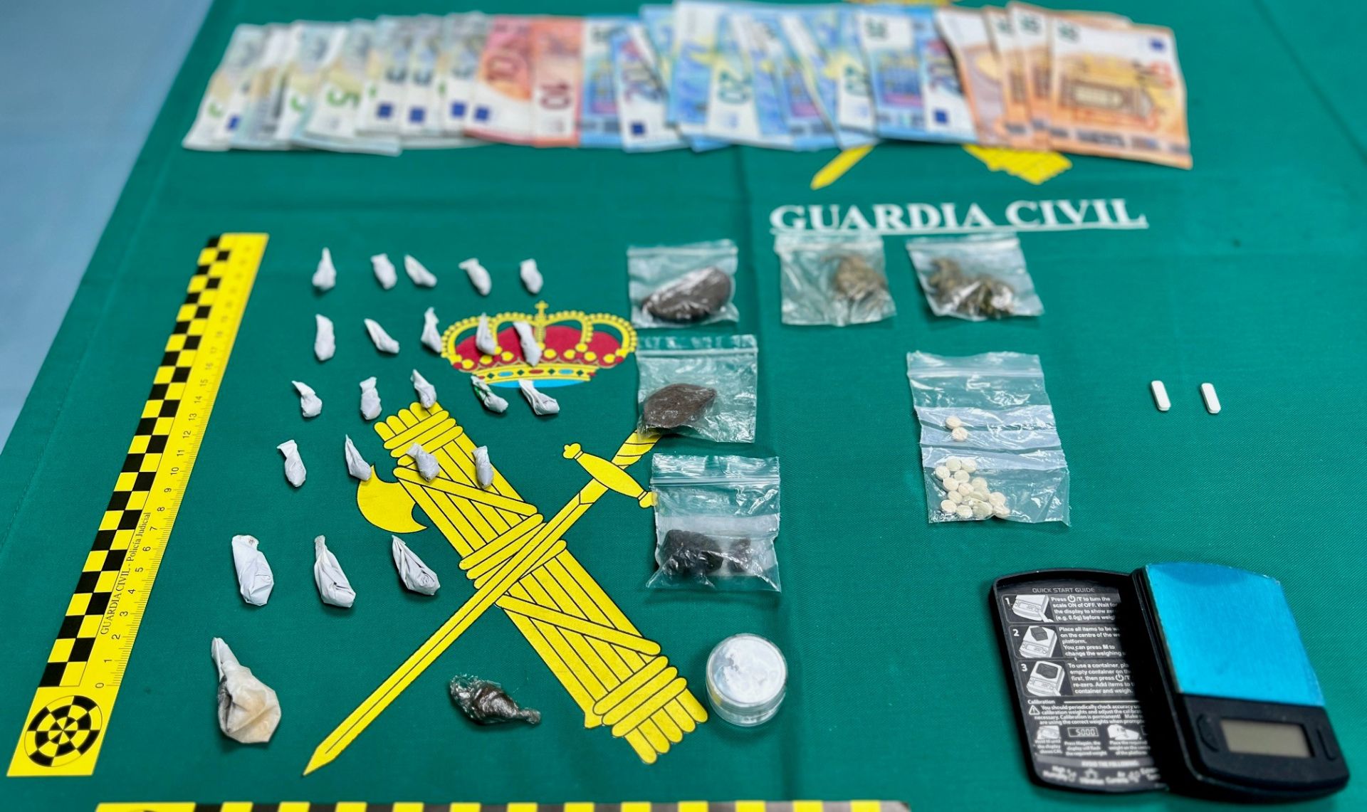 Sustancias y dinero incautado en la actuación de la Guardia Civil.