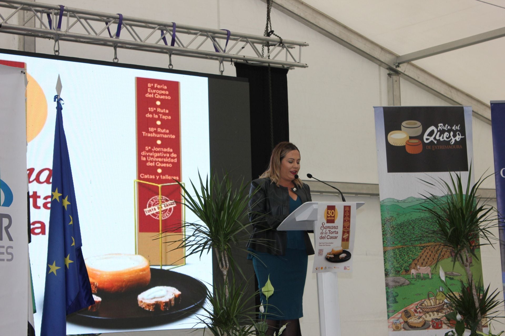 Imagen secundaria 2 - El mensaje de la consejera desafía a la lluvia en el arranque de la Feria Europea del queso: «vamos a divertirnos y a comer mucho queso»