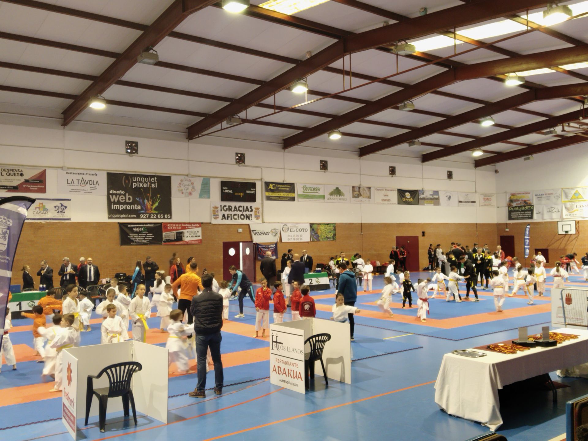 Imagen principal - Casar de Cáceres acoge a 200 karatecas en una nueva edición del Campeonato de Extremadura