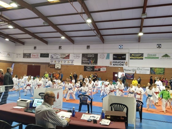 Casar de Cáceres acoge a 200 karatecas en una nueva edición del Campeonato de Extremadura