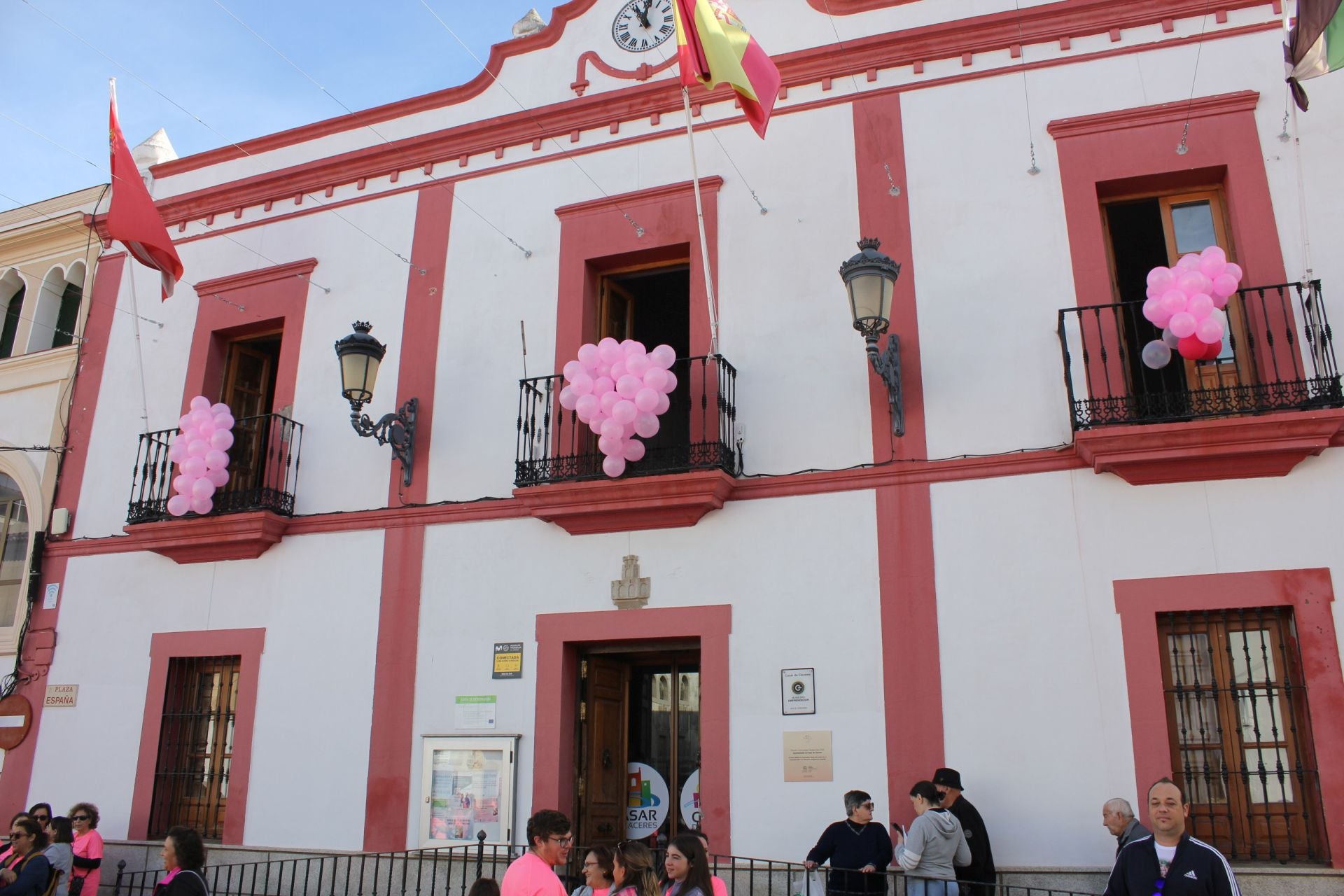 Una marea rosa recorre las calles y vías de la localidad para apoyar la lucha contra el cáncer