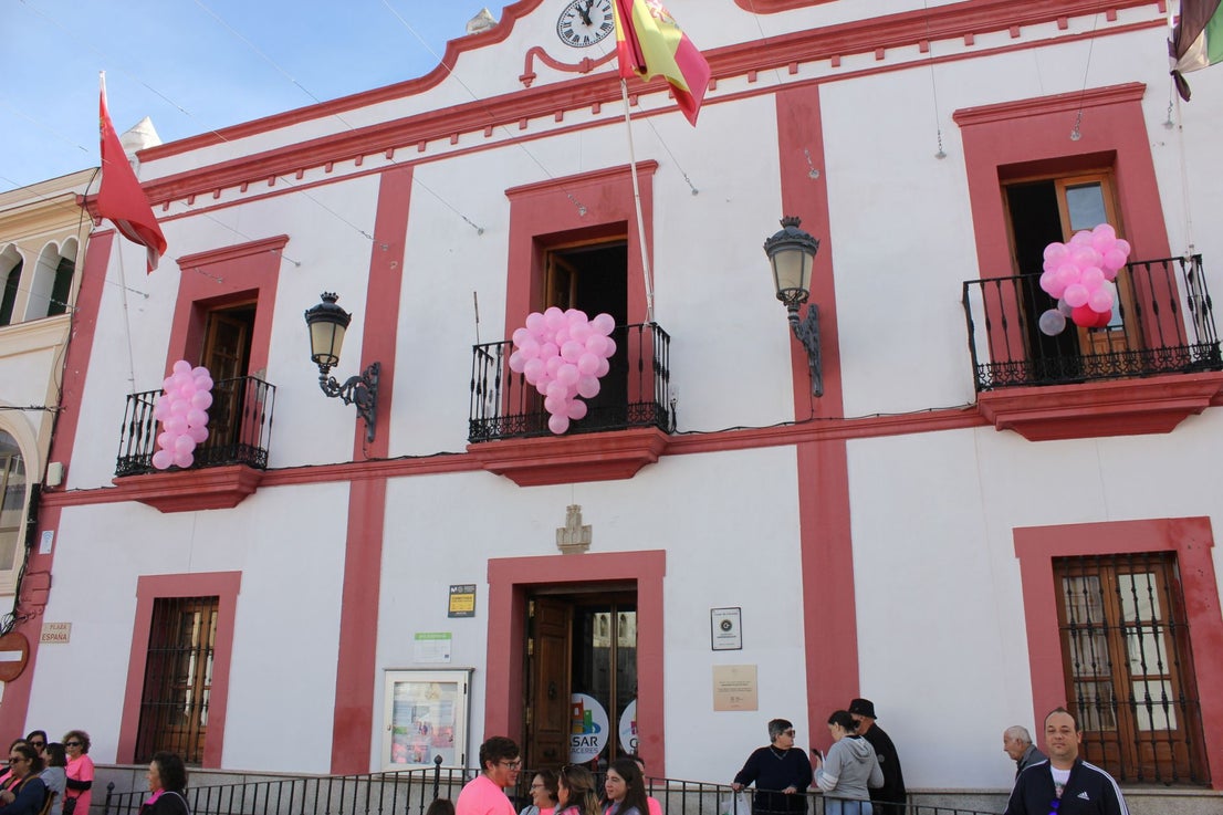 Una marea rosa recorre las calles y vías de la localidad para apoyar la lucha contra el cáncer
