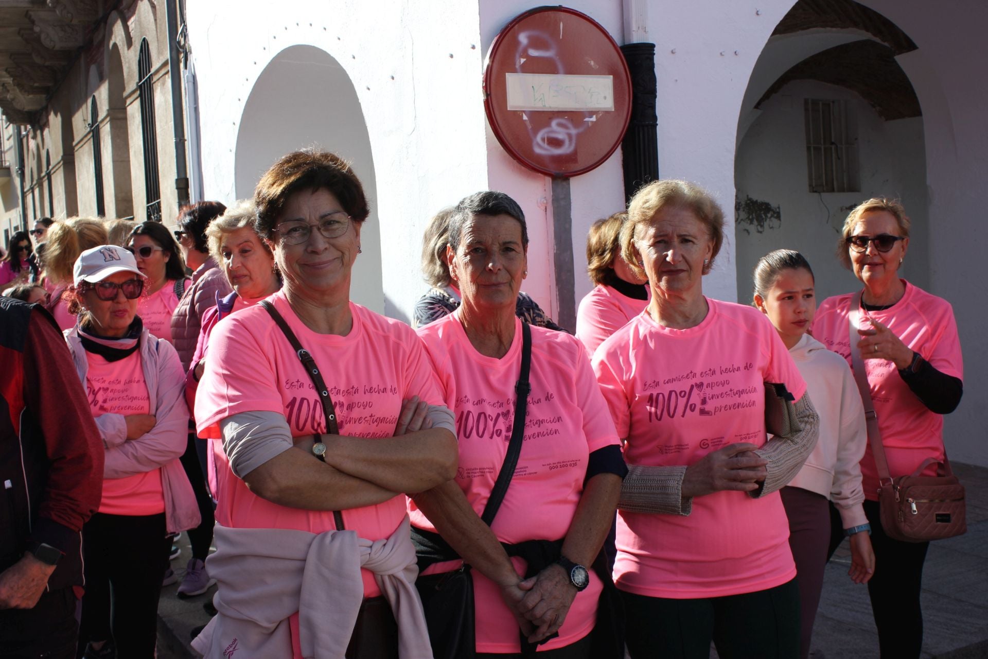 Una marea rosa recorre las calles y vías de la localidad para apoyar la lucha contra el cáncer
