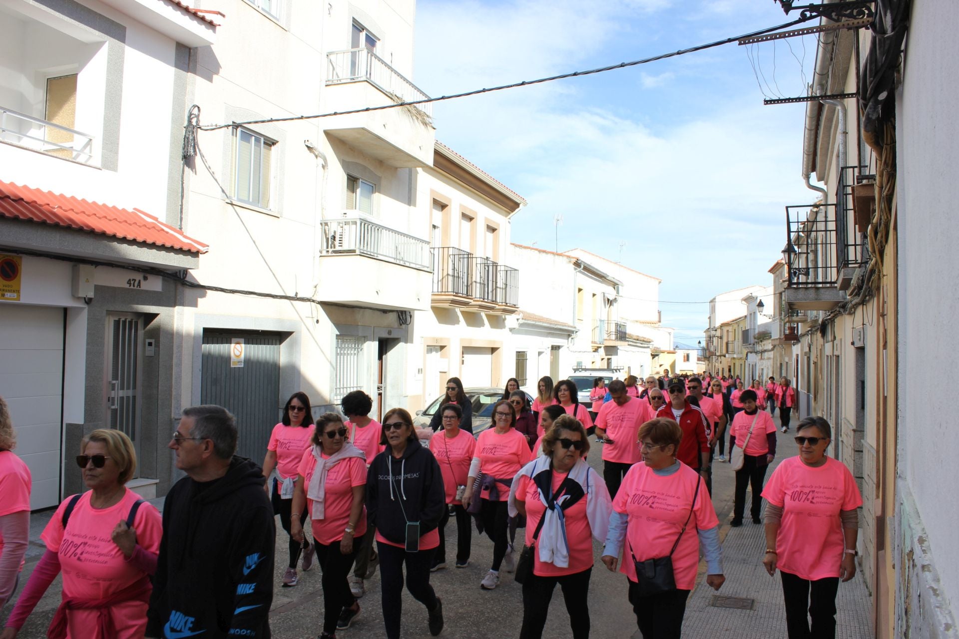 Una marea rosa recorre las calles y vías de la localidad para apoyar la lucha contra el cáncer