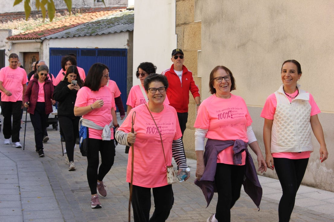 Una marea rosa recorre las calles y vías de la localidad para apoyar la lucha contra el cáncer