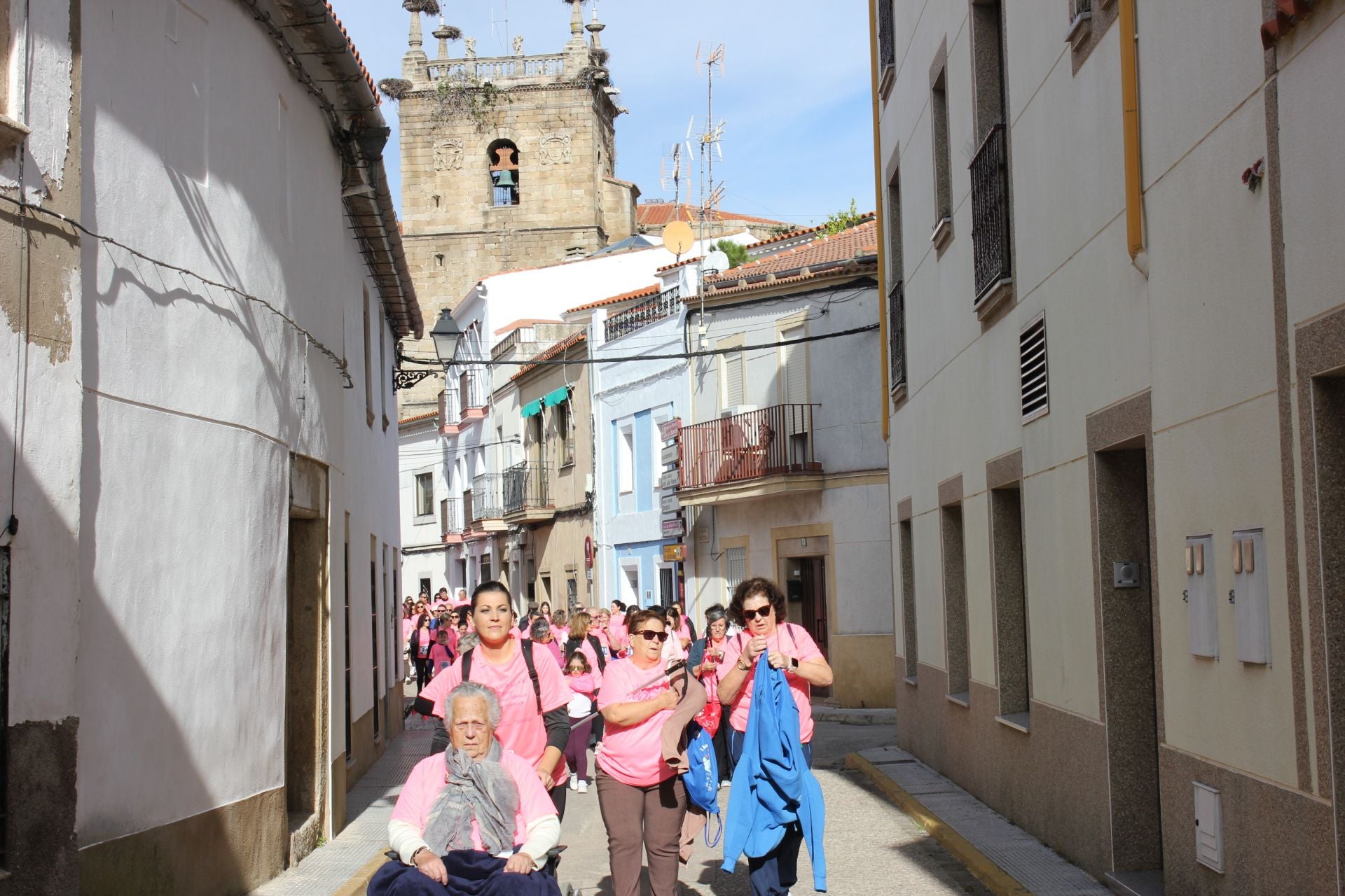 Una marea rosa recorre las calles y vías de la localidad para apoyar la lucha contra el cáncer
