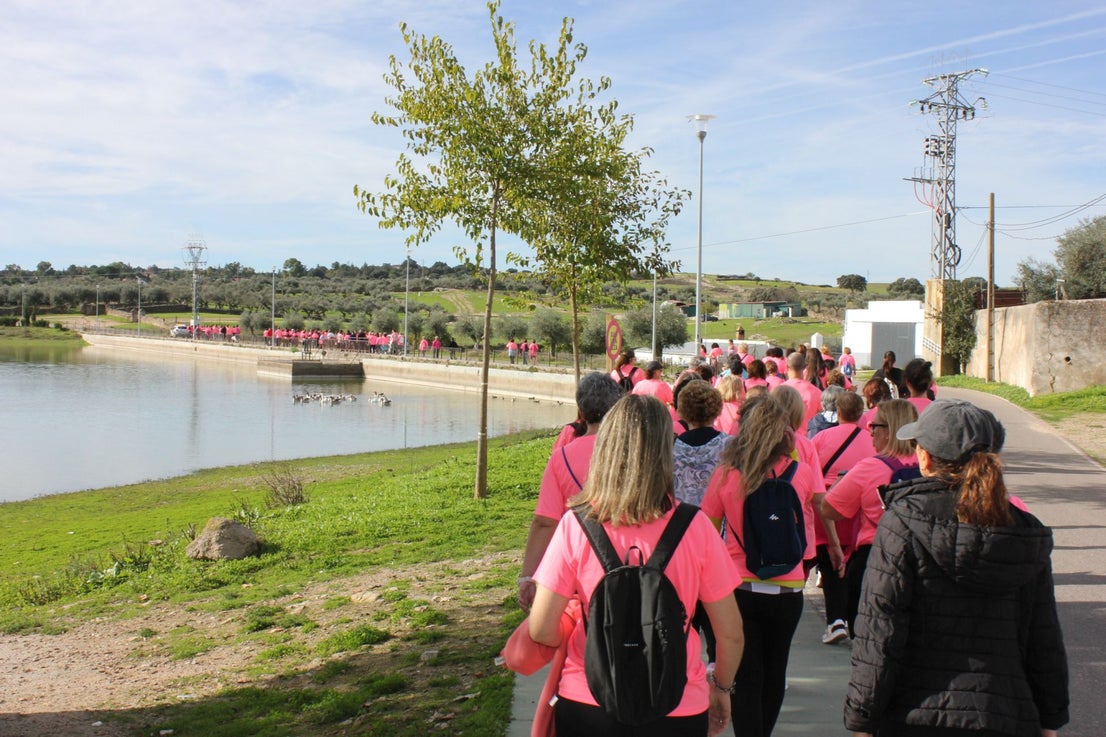 Una marea rosa recorre las calles y vías de la localidad para apoyar la lucha contra el cáncer