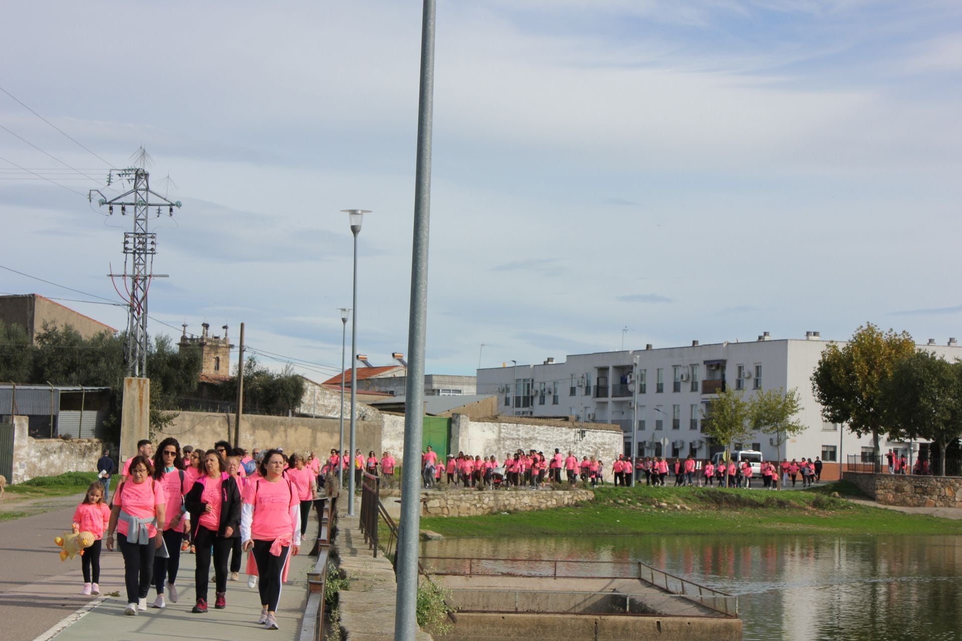 Una marea rosa recorre las calles y vías de la localidad para apoyar la lucha contra el cáncer