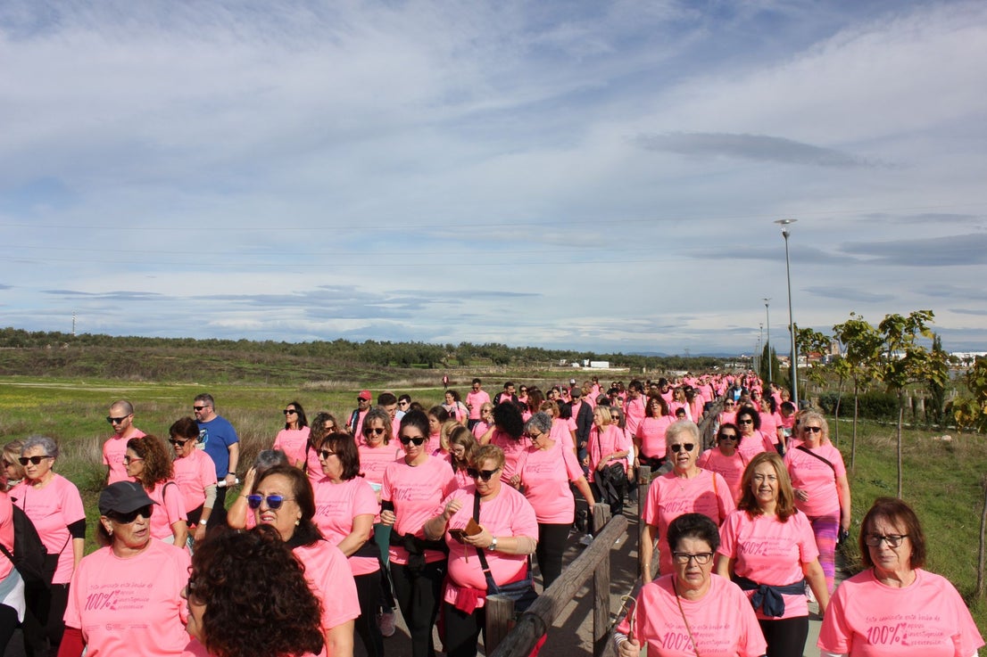 Una marea rosa recorre las calles y vías de la localidad para apoyar la lucha contra el cáncer