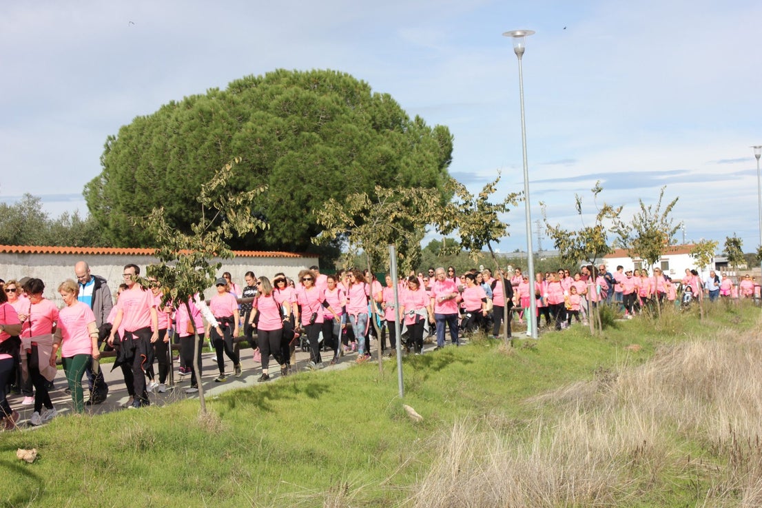Una marea rosa recorre las calles y vías de la localidad para apoyar la lucha contra el cáncer
