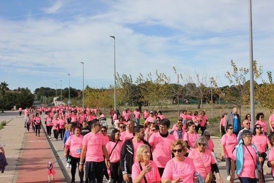 Una marea rosa recorre las calles y vías de la localidad para apoyar la lucha contra el cáncer