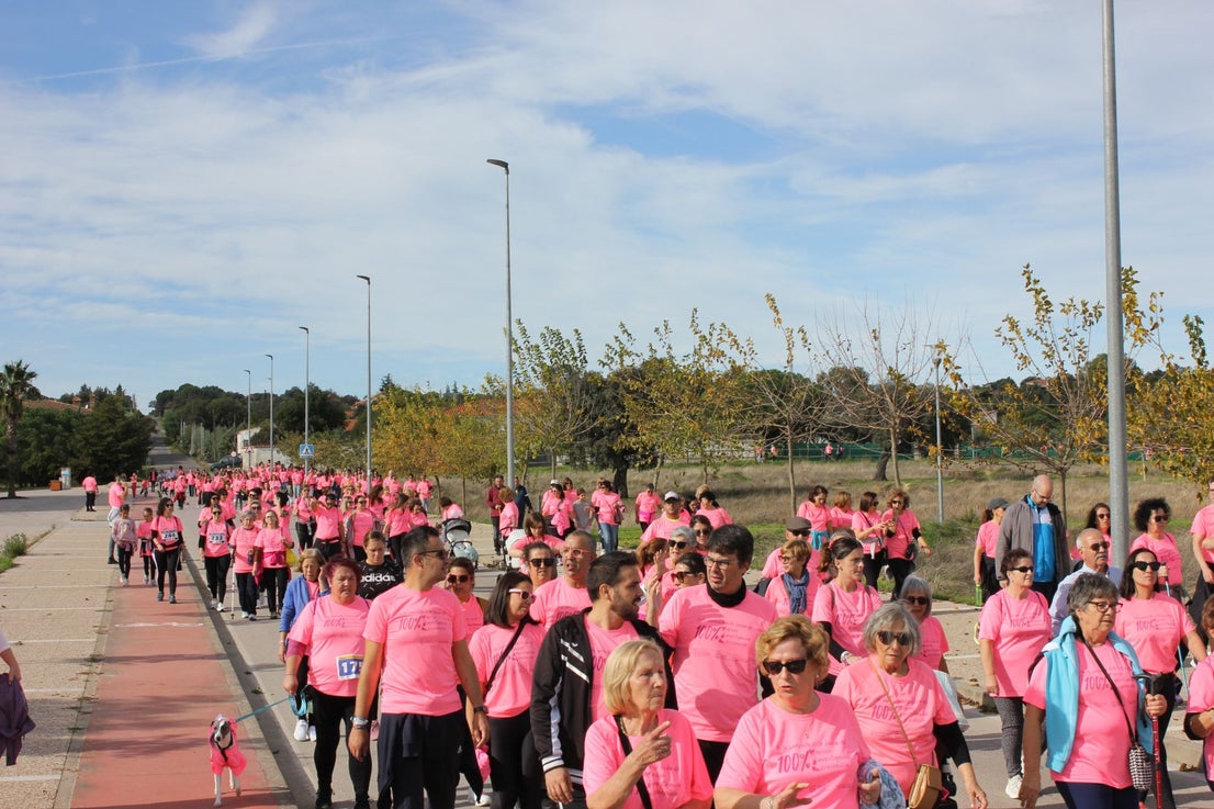 Una marea rosa recorre las calles y vías de la localidad para apoyar la lucha contra el cáncer
