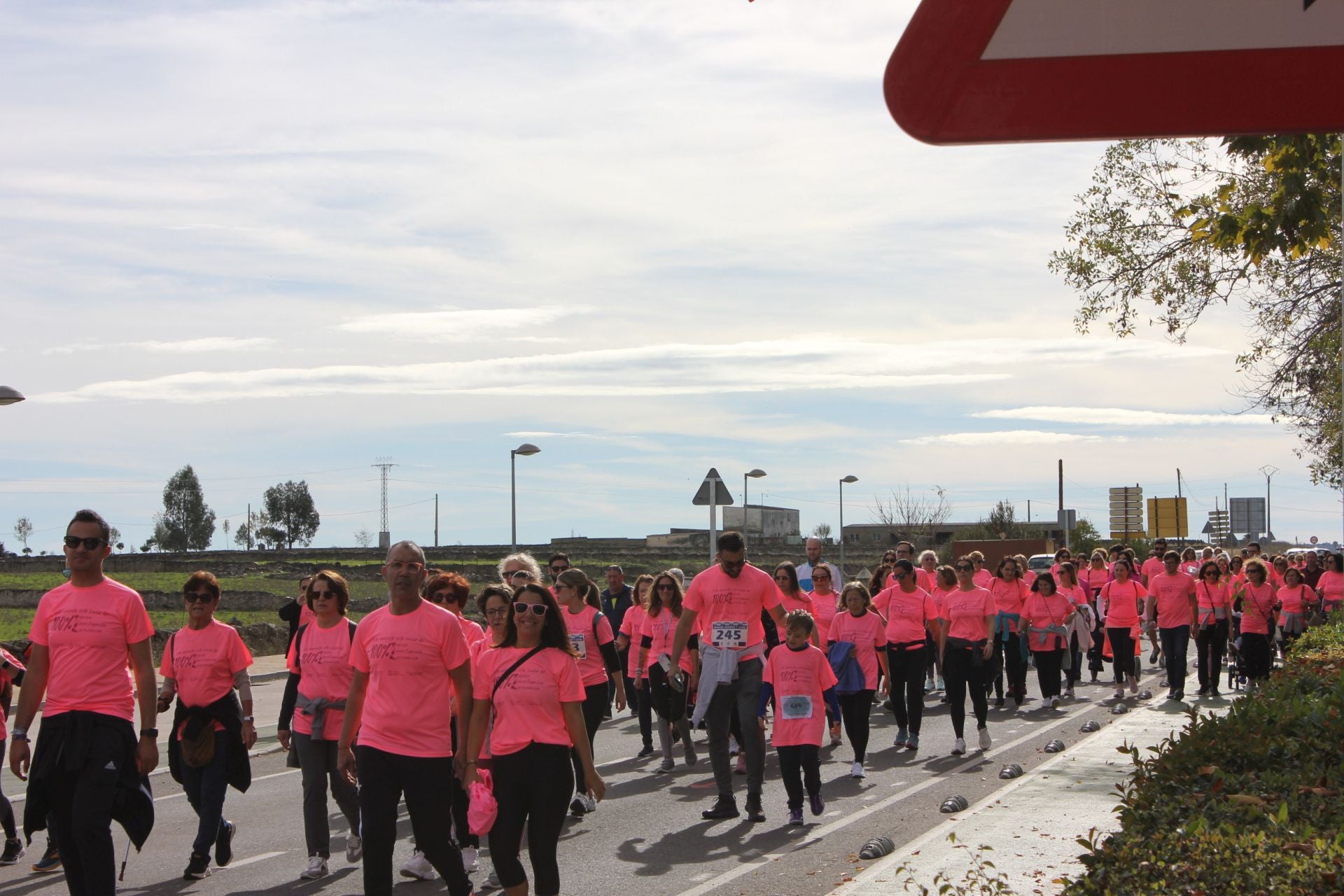 Una marea rosa recorre las calles y vías de la localidad para apoyar la lucha contra el cáncer