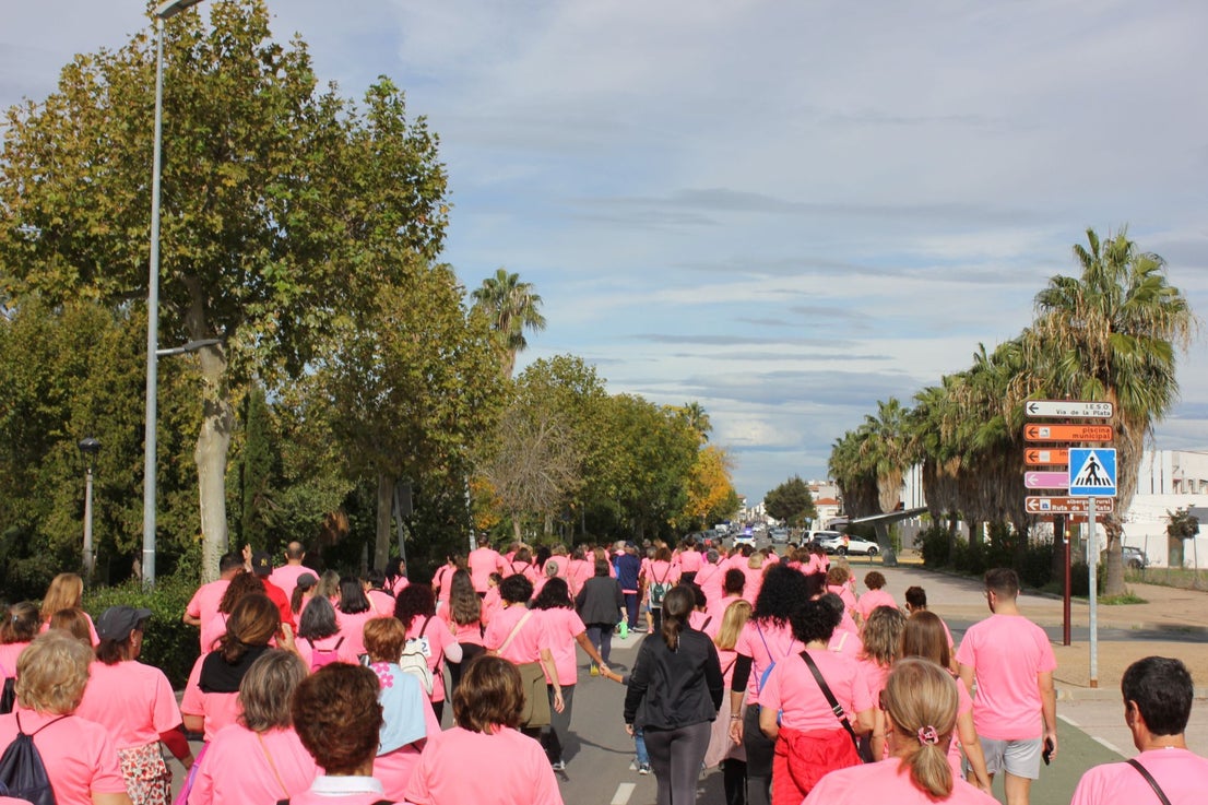 Una marea rosa recorre las calles y vías de la localidad para apoyar la lucha contra el cáncer