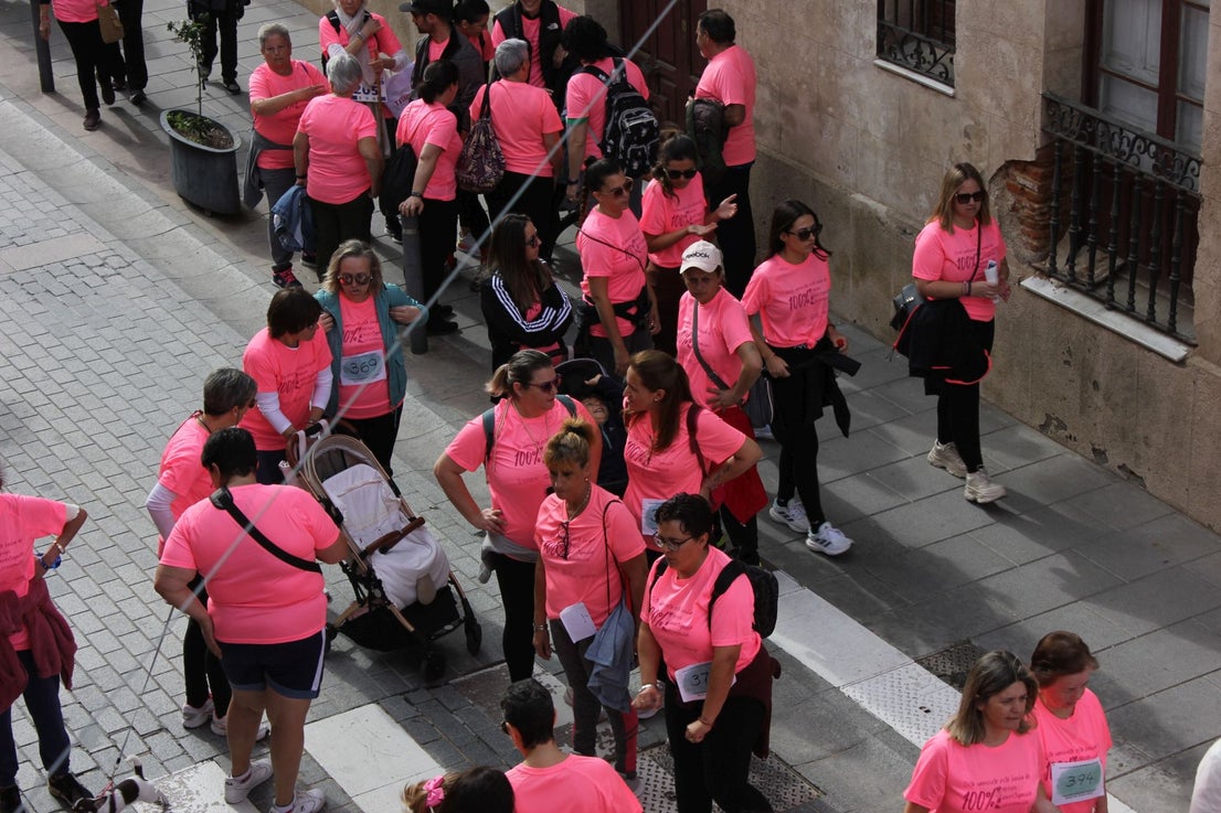 Una marea rosa recorre las calles y vías de la localidad para apoyar la lucha contra el cáncer