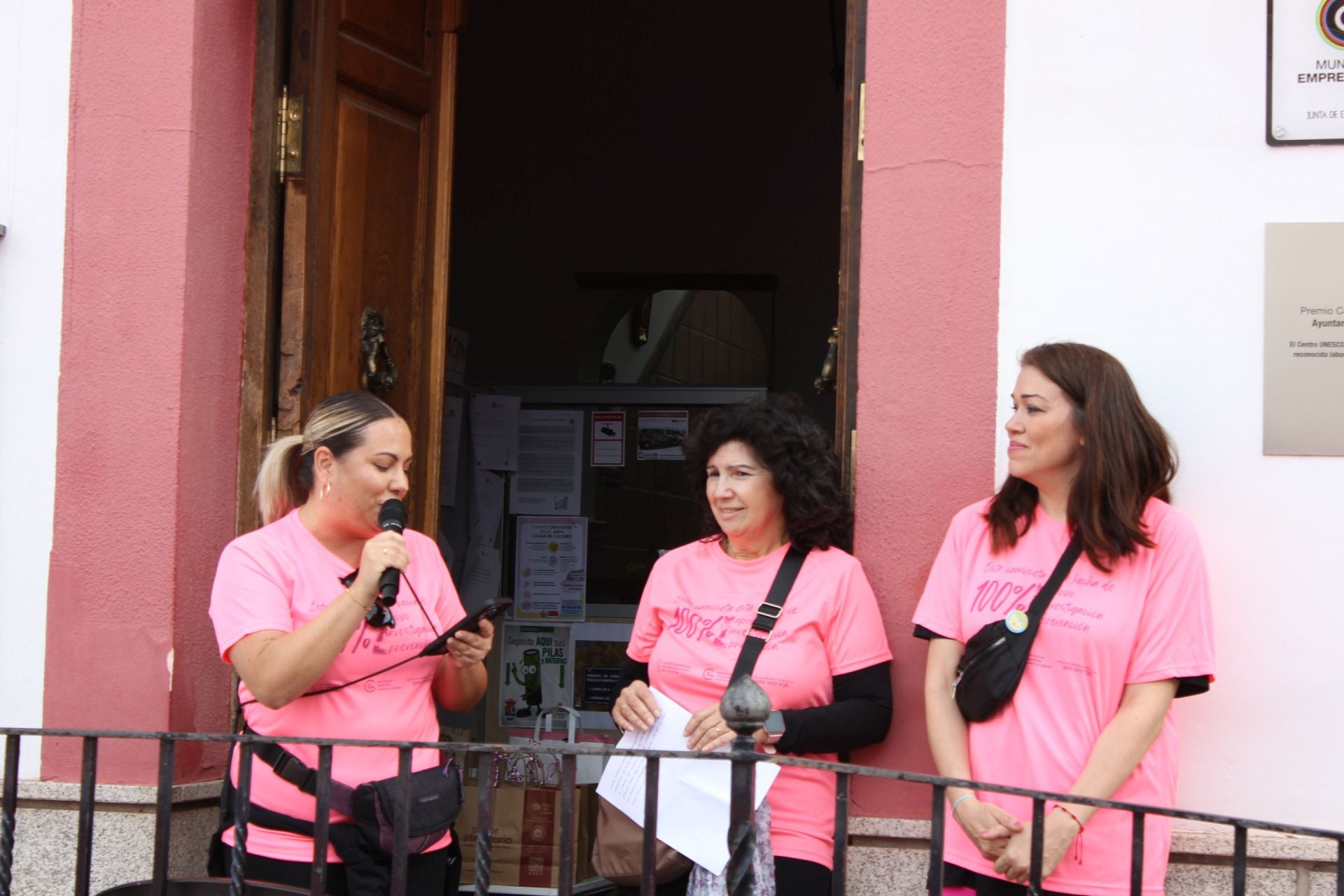 Una marea rosa recorre las calles y vías de la localidad para apoyar la lucha contra el cáncer