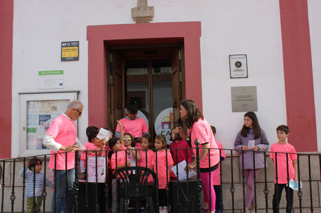 Una marea rosa recorre las calles y vías de la localidad para apoyar la lucha contra el cáncer