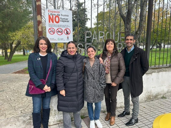 Inaugurado el primer espacio sin humo en la localidad junto al parque de José Cortés