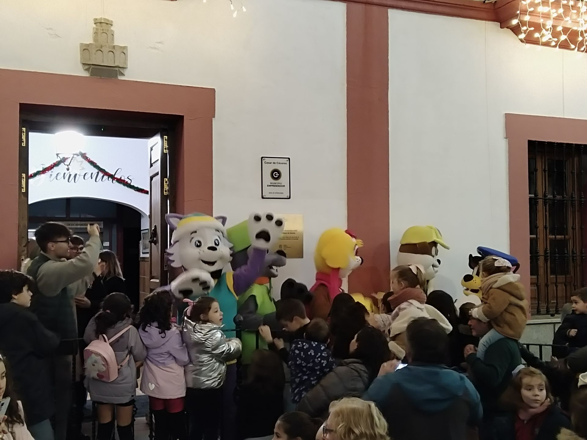 Los casareños reciben la Navidad bajo una gran lluvia de copos de nieve