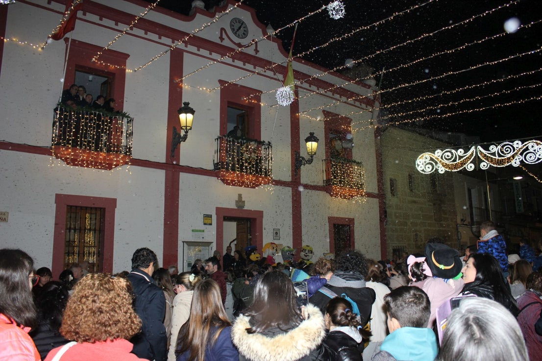 Los casareños reciben la Navidad bajo una gran lluvia de copos de nieve