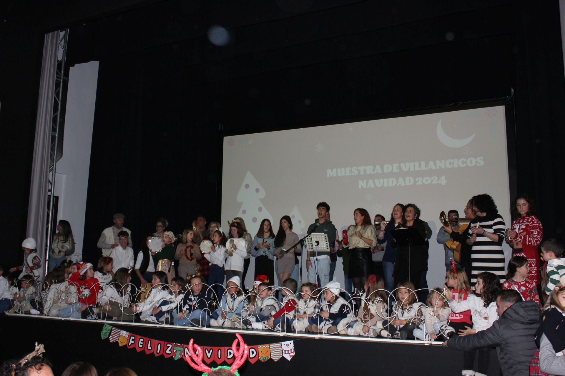 Los casareños avivan la tradición de cantar villancicos antes de la llegada de la Navidad