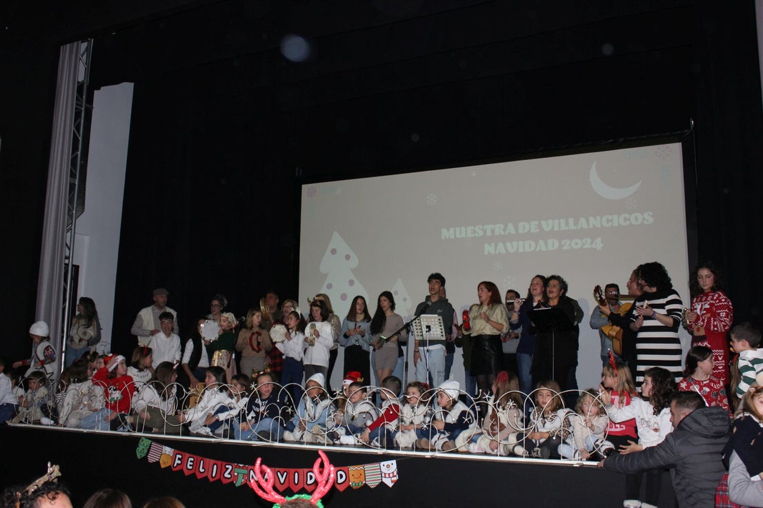 Los casareños avivan la tradición de cantar villancicos antes de la llegada de la Navidad