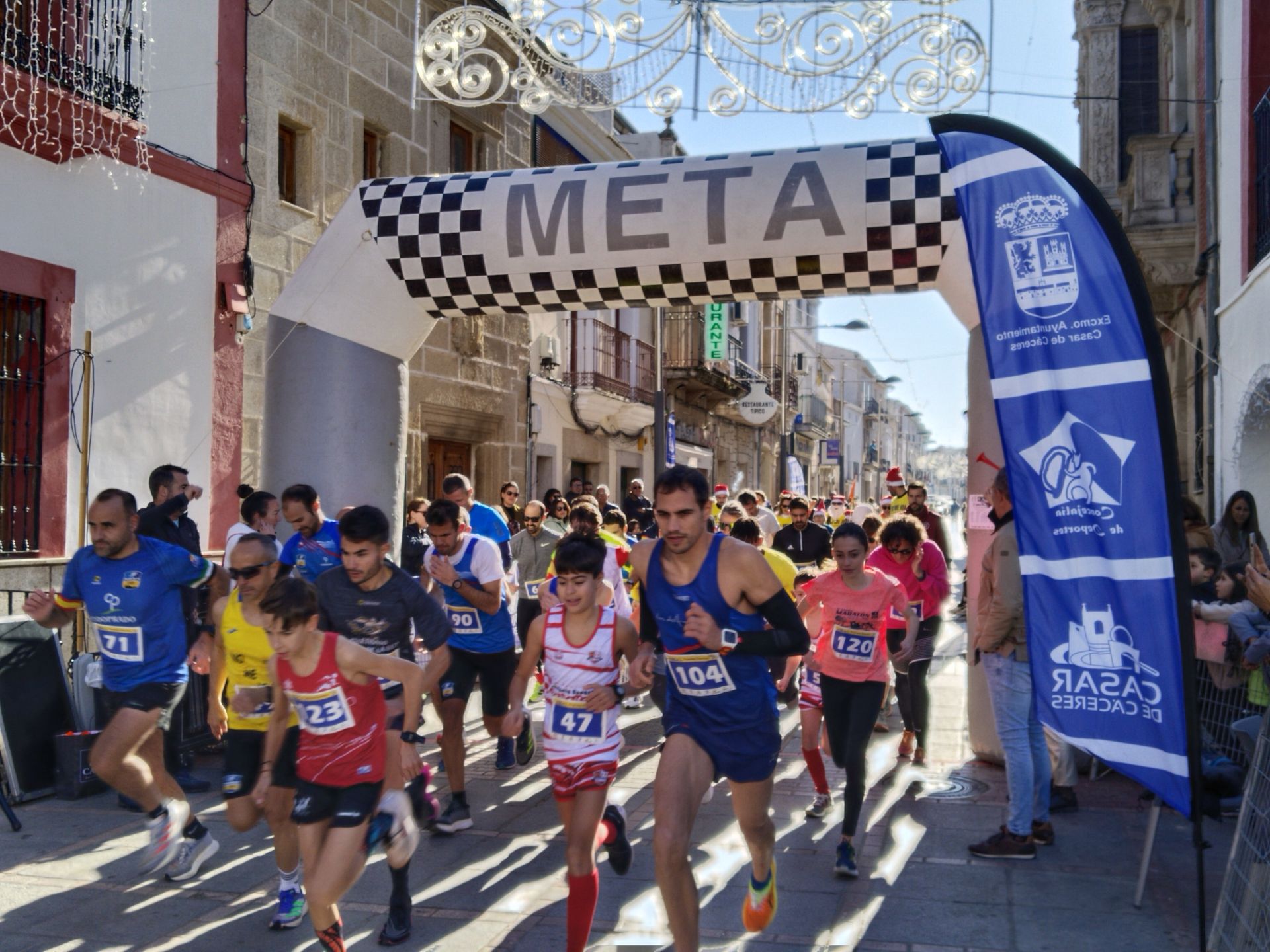 Imagen principal - 136 inscritos en la Carrera del turrón, la penúltima prueba deportiva del año