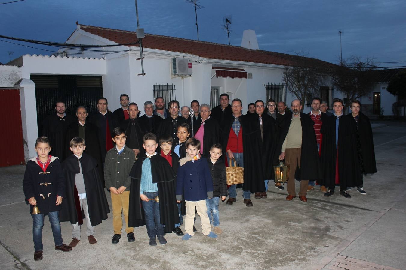 Hombres y niños recorren estos días las calles para dejar una oración en cada casa. 
