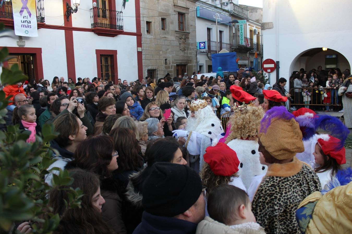 Saludo de los Reyes tras la Adoración al Niño en la plaza de España. 