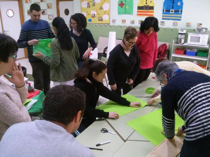 Las familias  confeccionan los disfraces junto a las maestras y la Escuela de Consumo. 