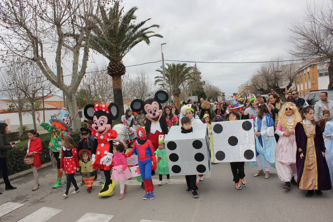 Mickey y Minnie Mouse han desfilado esta tarde junto a los niños. 