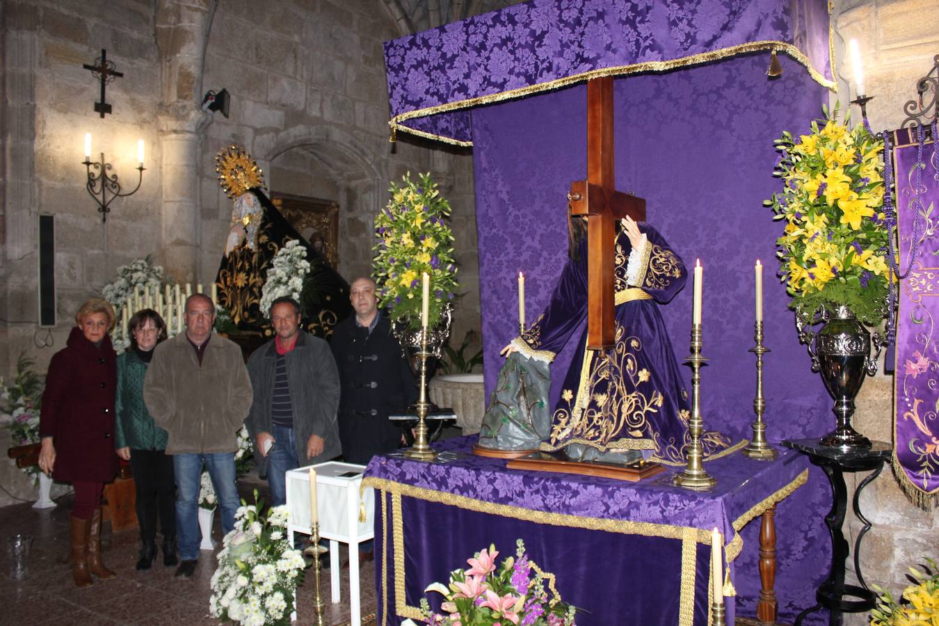 Integrantes de la Vera Cruz junto a algunas imágenes. 