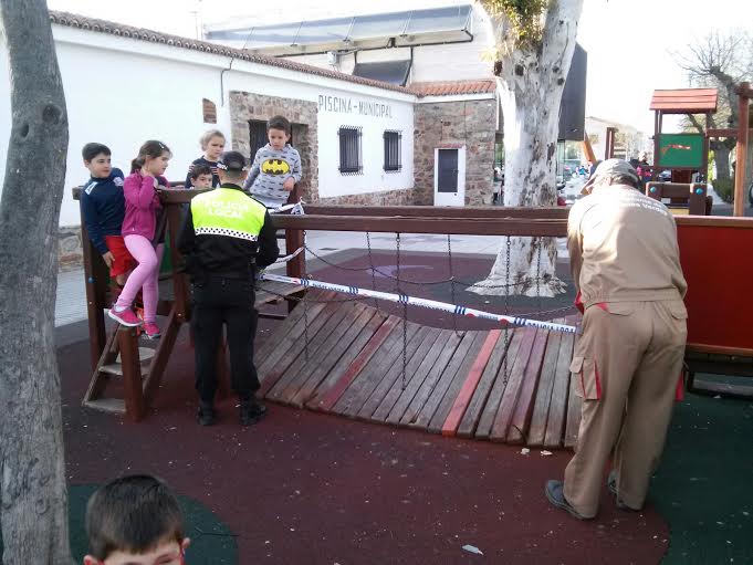 La Policía y un trabajador del Ayuntamiento precinta el mobiliario dañado. HOY