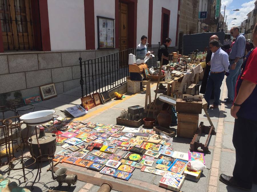 22 puestos participan en el primer mercadillo de segunda mano en la localidad