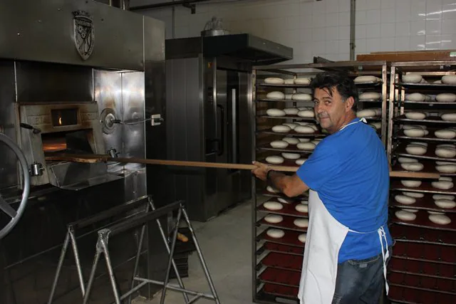 Javier Cebrián asegura que la panadería es parte de su vida. 