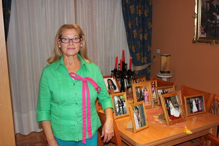 Toñi, en el salón de su casa, rodeada de fotos de sus familiares, su gran apoyo durante su enfermedad. 