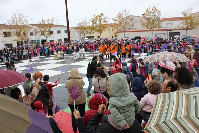 Los centros educativos salen juntos a la calle para protestar contra la violencia de género