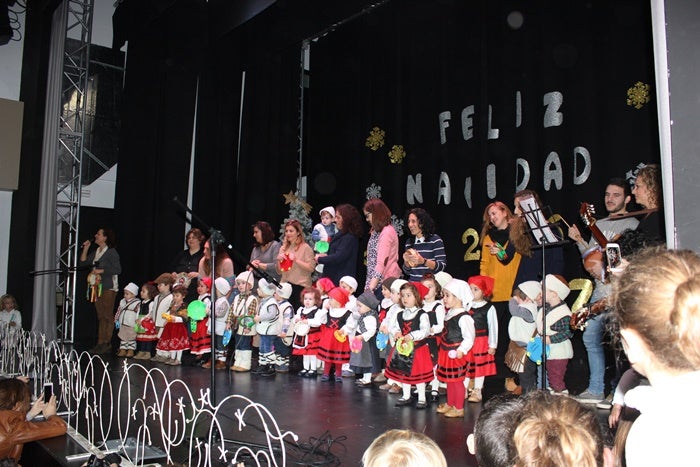 Niños de Zarapico junto a sus maestras. 